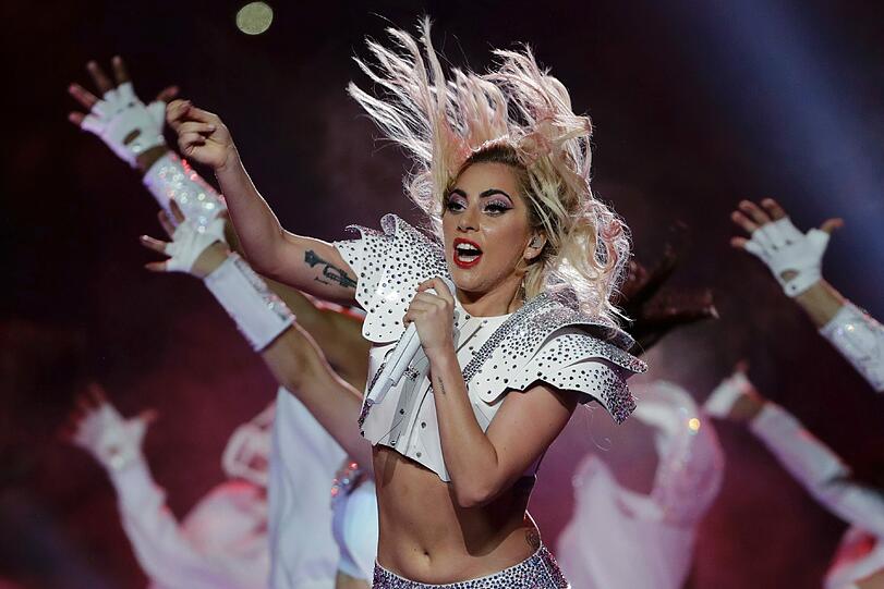 Funken, Feuer, Megahits: Die BIlder von Lady Gagas Halbzeit-Show.