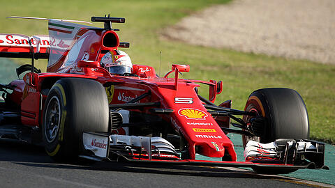 Erster Sieg im ersten Rennen: Sebastian Vettel holt mit seinem Ferrari den Sieg in Melbourne.