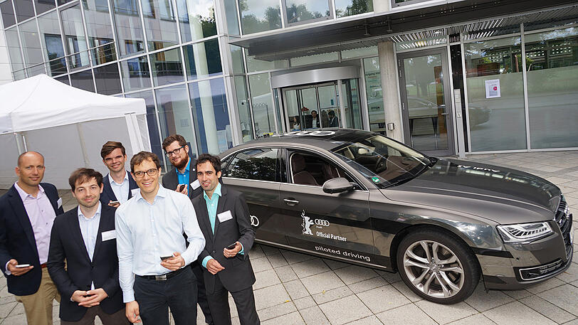 Dieses Team arbeitet an einem Projekt, das die Steuerung des Autos über das Handy möglich macht.