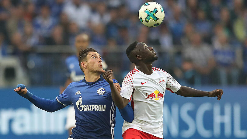 Schalkes Leon Goretzka (links) und Leipzigs Naby Keita standen sich am vergangenen Wochenende im direkten Bundesliga-Duell gegenüber. Schalke gewann 2:0.