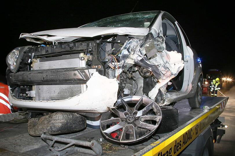 Auf der Staatsstraße 2353 im Landkreis Mühldorf sind ein Ford und ein Skoda beinahe frontal zusammengeprallt.