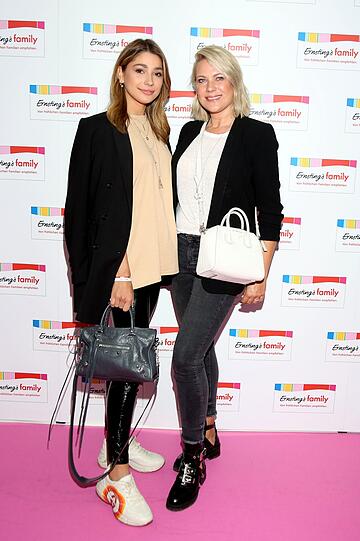 Catharina Maranca mit Begleitung bei der Ernsting's Family Fashion Show in der Villa im Heinepark in Hamburg.