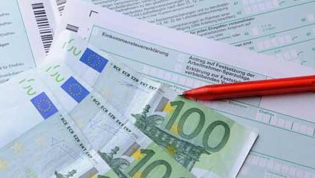 Wer die Hilfe eines Steuerberaters in Anspruch nimmt, kann Geld sparen. Wer die Hilfe eines Steuerberaters in Anspruch nimmt, kann Geld sparen.