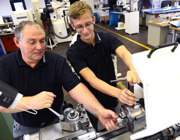 Bindeglied zwischen der Konstruktion und Produktion: technische Produktdesigner.