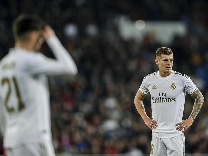 Toni Kroos (r) steht nach der Niederlage auf dem Spielfeld und kann das Pokal-Aus nicht fassen.