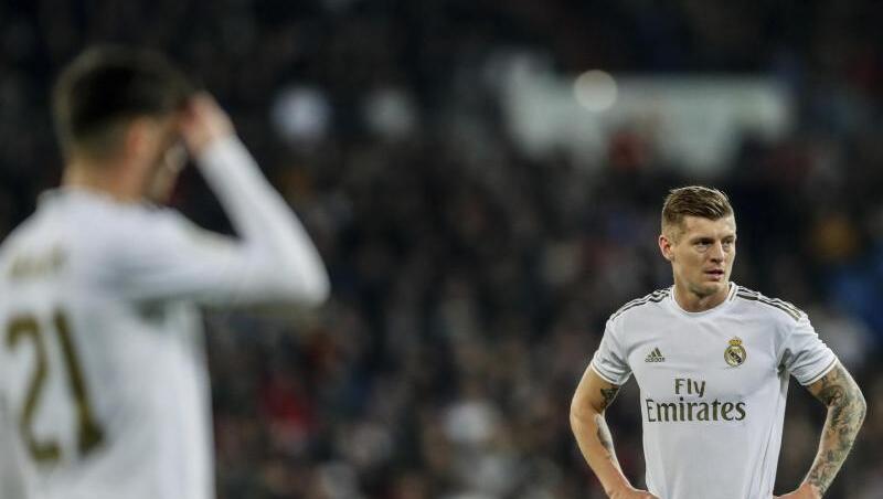 Toni Kroos (r) steht nach der Niederlage auf dem Spielfeld und kann das Pokal-Aus nicht fassen. Toni Kroos (r) steht nach der Niederlage auf dem Spielfeld und kann das Pokal-Aus nicht fassen.