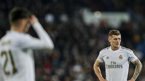 Toni Kroos (r) steht nach der Niederlage auf dem Spielfeld und kann das Pokal-Aus nicht fassen.