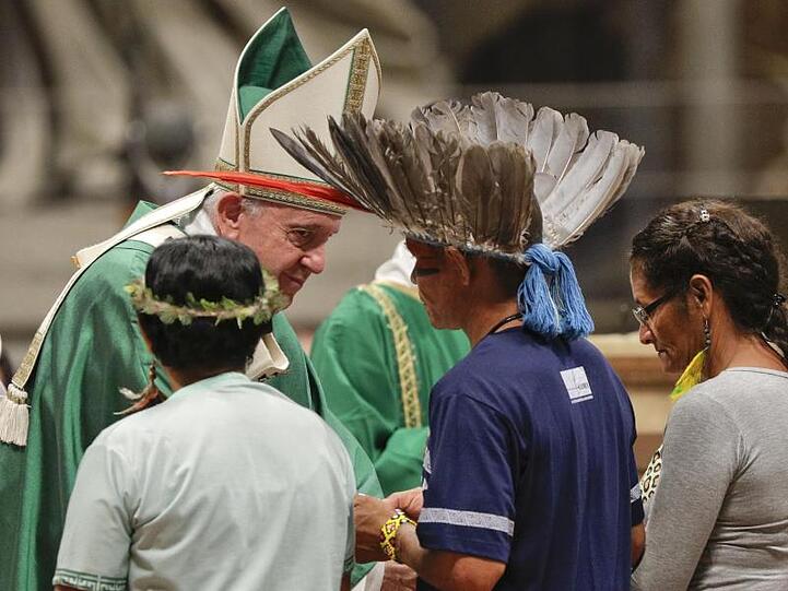 Im Rahmen der Amazonas-Synode trifft Papst Franziskus im Vatikan Mitglieder eines indigenen Volkes.