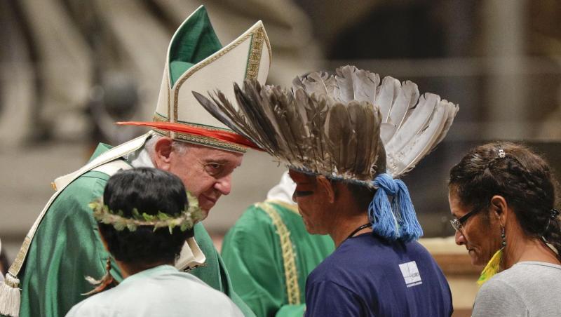 Im Rahmen der Amazonas-Synode trifft Papst Franziskus im Vatikan Mitglieder eines indigenen Volkes. Im Rahmen der Amazonas-Synode trifft Papst Franziskus im Vatikan Mitglieder eines indigenen Volkes.