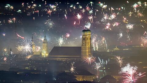 Feuerwerk im Feinstaubnebel: Heuer wird es an Silvester über der Münchner Innenstadt dunkler bleiben wie beim Jahreswechsel vor zwei Jahren.