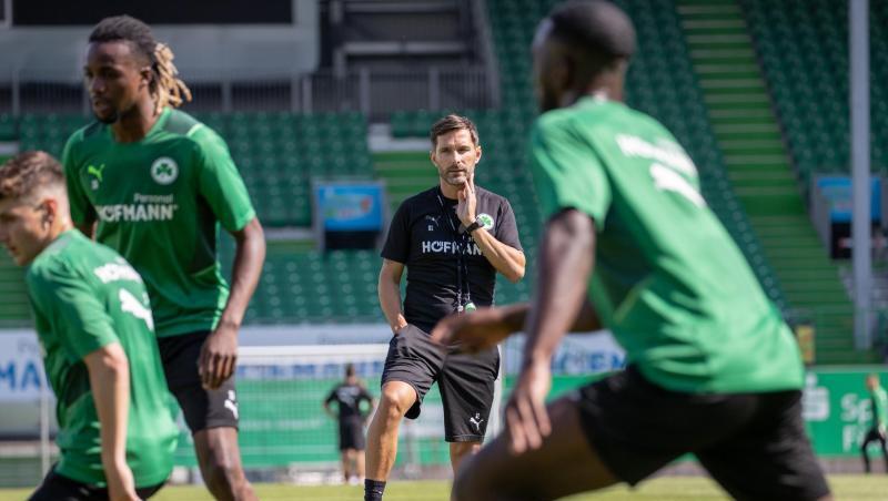 Fürths Trainer Stefan Leitl (M) beobachtet seine Spieler beim Training.