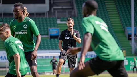 Fürths Trainer Stefan Leitl (M) beobachtet seine Spieler beim Training.