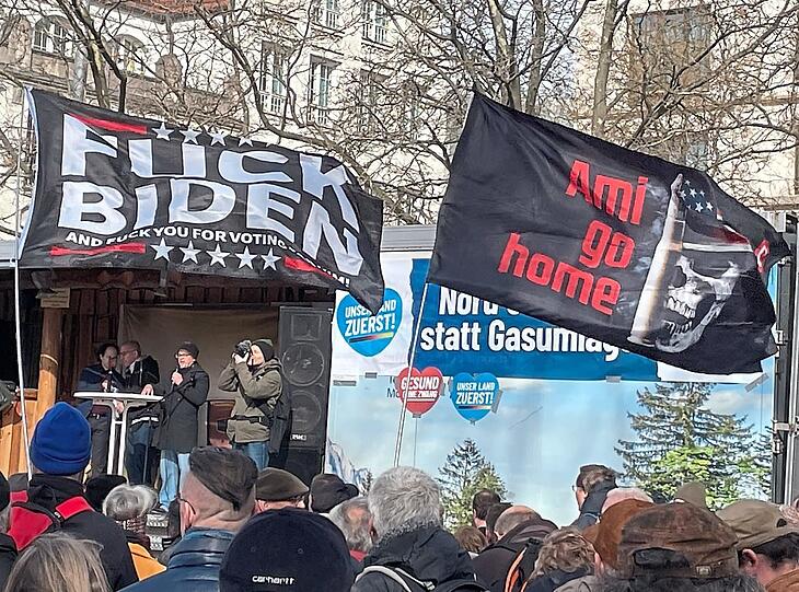 "Ami go home" und "Fuck Biden" - Parolen bei der AfD am Alten Botanischen Garten, die so oder ähnlich auch bei den Linken zu sehen waren.