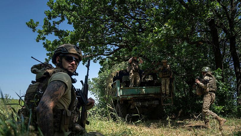 Ukrainische Soldaten bereiten eine Flugabwehrkanone vor.