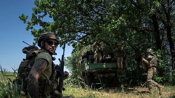 Ukrainische Soldaten bereiten eine Flugabwehrkanone vor.