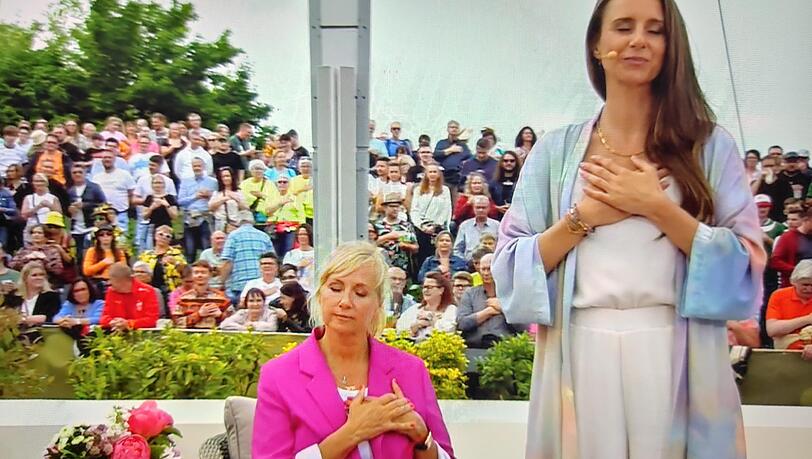 Es herrscht Stille im Fernsehgarten: Die spirituelle Coachin Laura Malina Seiler leitet eine kurze Meditation für das Publikum.