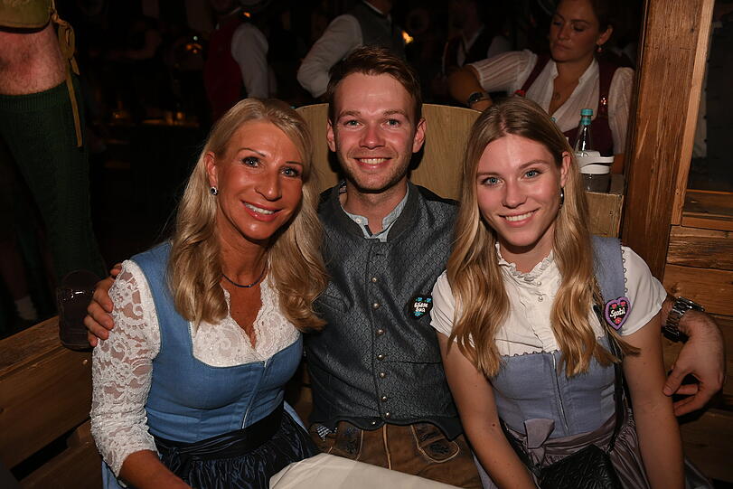 Karin Baumüller-Söder (l-r), die Frau des Bayerischen Ministerpräsidenten Söder, mit Tochter Selina und deren Freund Raphael Netz