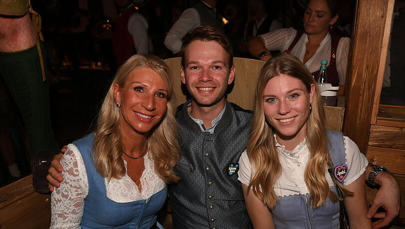 Karin Baumüller-Söder (l-r), die Frau des Bayerischen Ministerpräsidenten Söder, mit Tochter Selina und deren Freund Raphael Netz