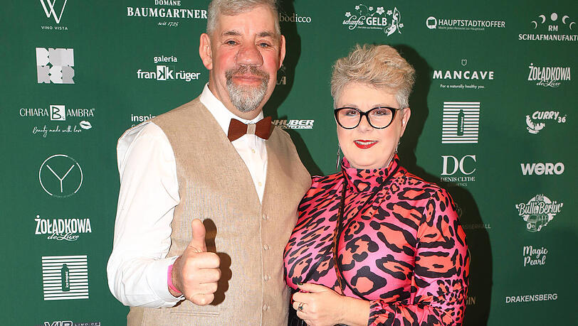 Uwe und Iris Abel lernten sich 2011 bei "Bauer sucht Frau" kennen und lieben. Uwe und Iris Abel lernten sich 2011 bei "Bauer sucht Frau" kennen und lieben.