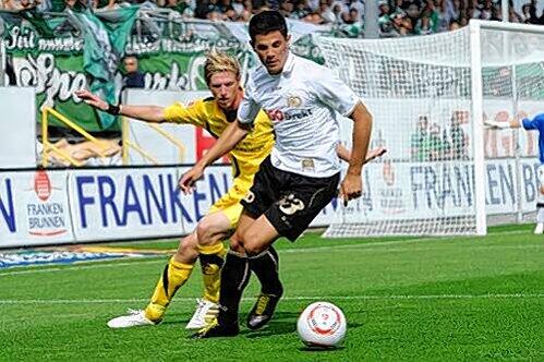 Sehr geschmeidig am Ball: Fürths Neuer Danijel Aleksic, hier gegen Aachens Tobias Feisthammel, ließ sein Können schon aufblitzen .
