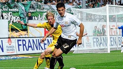 Sehr geschmeidig am Ball: Fürths Neuer Danijel Aleksic, hier gegen Aachens Tobias Feisthammel, ließ sein Können schon aufblitzen .