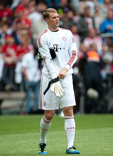 Manuel Neuer wird in Weiß oder Blau auflaufen.