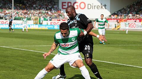 Löwen-Verteidiger Collin Benjamin im Duell gegen Fürths Olivier Occean