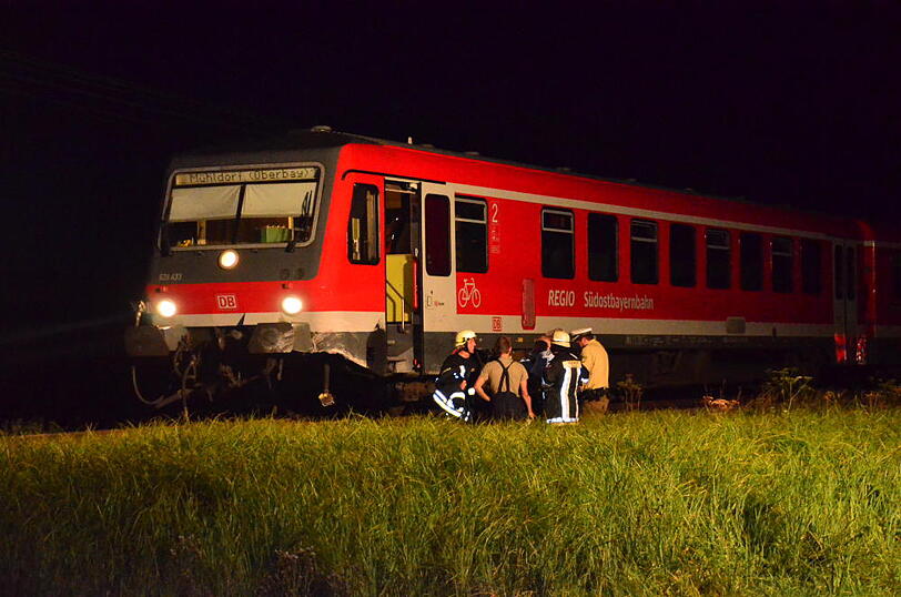 Eine Regionalbahn hat in Massing (Landkreis Rottal-Inn) ein Auto erfasst und in eine Wiese geschleudert. Bei dem Unfall am Montagabend wurden die 55-jährige Autofahrerin und ihre 72-jährige Beifahrerin schwer verletzt, wie die Polizei in Eggenfelden mitteilte. Sehen Sie hier die Bilder von der Unfallstelle.