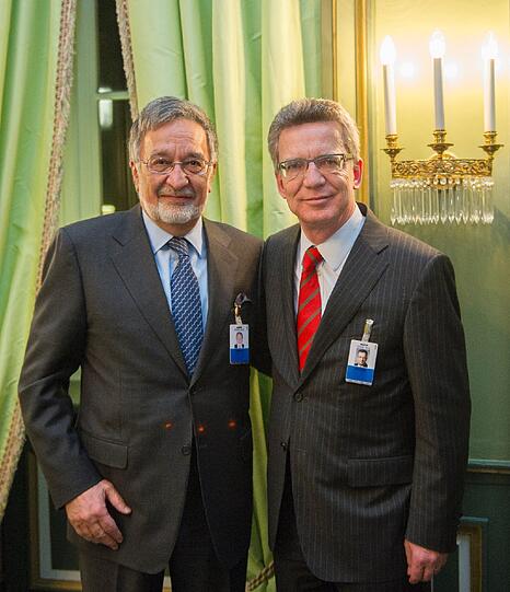 Der Bundesverteidigungsminister mit dem afghanischen Außenminister Zalmay Rassoul auf der SiKo.
