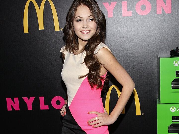Schauspielerin Kelli Berglund auf dem pinken Teppich in Los Angeles