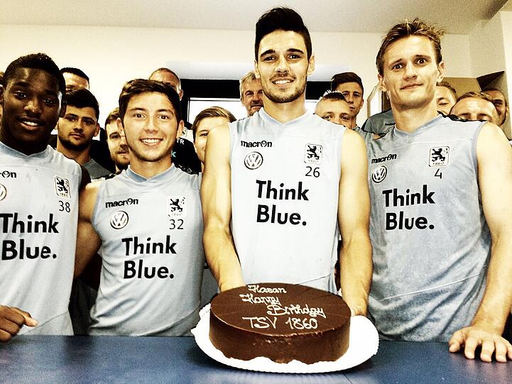 Singen für den Investor: Zu seinem 39. Geburtstag bekommt Ismaik ein Geburtstagsständchen und einen Kuchen serviert.