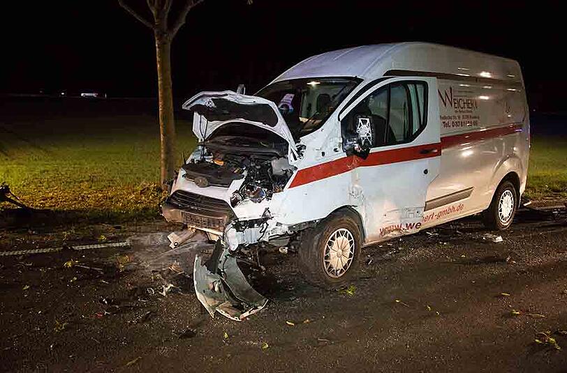 Die Bilder vom Unfallort in Landshut. Bei dem Verkehrsunfall kamen eine 48-jährige Frau und ihre 23 Jahre alte Tochter ums Leben.