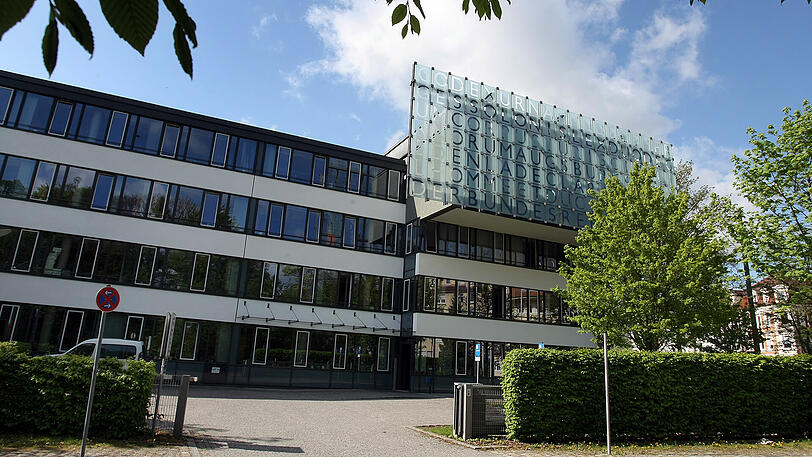 Schock-Situation am Augsburger Justizzentrum: Ein Staatsanwalt ist aus dem dritten Stock gesprungen.