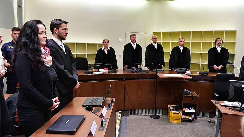 Die Angeklagte Beate Zschäpe steht neben ihrem Anwalt Mathias Grasel vor dem Vorsitzende Richter Manfred Götzl (3.v.r.) und den Vertreter des Staatsschutzsenats Gabriele Feistkorn (l), Peter Lang (2.v.l.) und Konstantin Kuchenbauer (2.v.r).