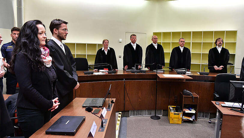 Die Angeklagte Beate Zschäpe steht neben ihrem Anwalt Mathias Grasel vor dem Vorsitzende Richter Manfred Götzl (3.v.r.) und den Vertreter des Staatsschutzsenats Gabriele Feistkorn (l), Peter Lang (2.v.l.) und Konstantin Kuchenbauer (2.v.r). Die Angeklagte Beate Zschäpe steht neben ihrem Anwalt Mathias Grasel vor dem Vorsitzende Richter Manfred Götzl (3.v.r.) und den Vertreter des Staatsschutzsenats Gabriele Feistkorn (l), Peter Lang (2.v.l.) und Konstantin Kuchenbauer (2.v.r).