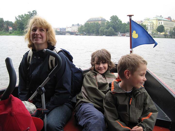 Im Ausflugsboot vor der Kinderinsel.