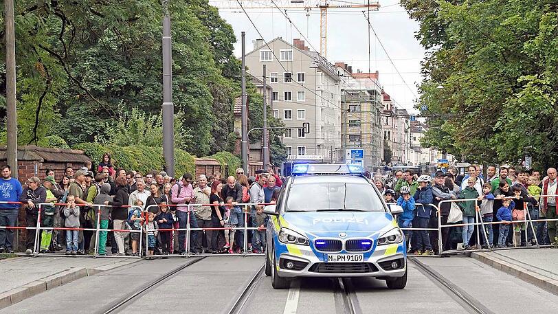 Zahlreiche Schaulustige versammelten sich.