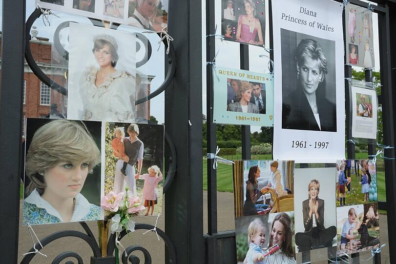 Der Trauerzug für Diana begann am Kensington Palast.