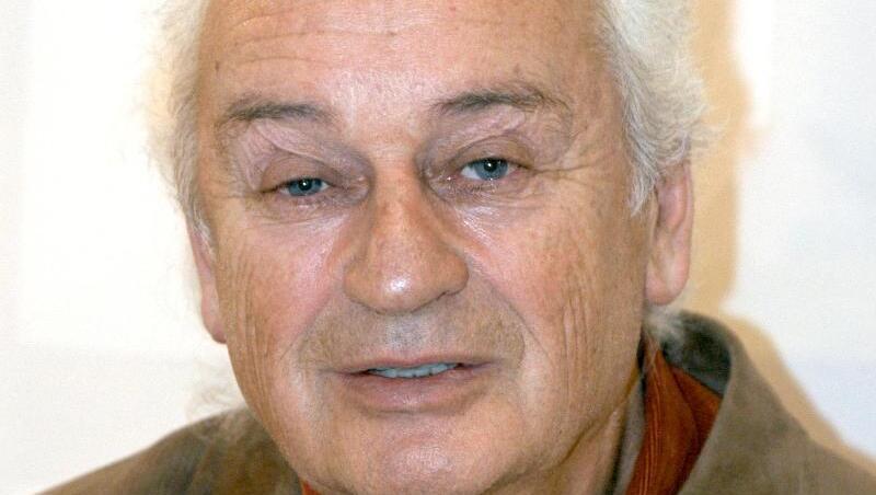 Der deutsche Schriftsteller Ernst Augustin. Foto: Uwe Zucchi/dpa/Archivbild Der deutsche Schriftsteller Ernst Augustin. Foto: Uwe Zucchi/dpa/Archivbild