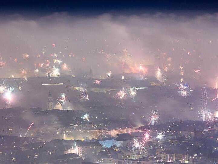 Feuerwerksraketen explodieren in der Silvesternacht vom 31.12.2018 auf den 01.01.2019 über der Innenstadt. Foto: Matthias Balk/Archivbild