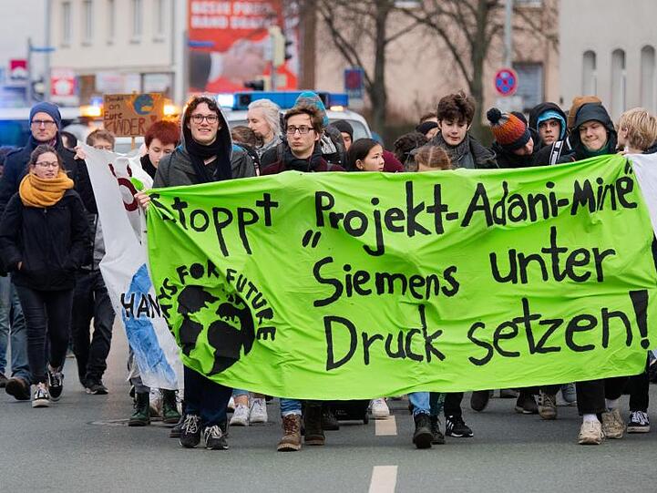 Wie hier vor einem Siemens-Standort in Hannover protestiereten Aktivisten zuletzt an vielen Orten gegen die umstrittene Lieferung nach Australien.