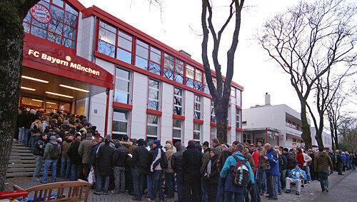 Geschäftsstelle des FC Bayern: Wo sich sonst Fans um Karten anstellen, tummelten sich nächstens Einbrecher. Geschäftsstelle des FC Bayern: Wo sich sonst Fans um Karten anstellen, tummelten sich nächstens Einbrecher.