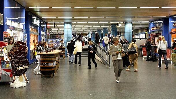 Erinnern Sie sich? So (bieder) sah es im Sperrengeschoss Sendlinger Tor noch 2016 aus. Erinnern Sie sich? So (bieder) sah es im Sperrengeschoss Sendlinger Tor noch 2016 aus.