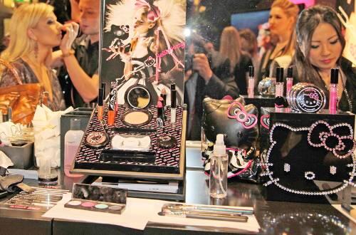Mac Cosmetics hat ein komplettes Schminkset mit der Kultkatze herausgebracht - für mädchenhafte und wilde Typen.