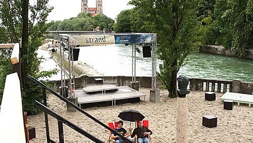 Das nennt man wetterfest: Sebastian und Florian trotzen dem Regenwetter am Kulturstrand auf der Corneliusbrücke – natürlich mit Schirm. Das nennt man wetterfest: Sebastian und Florian trotzen dem Regenwetter am Kulturstrand auf der Corneliusbrücke – natürlich mit Schirm.