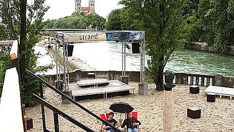 Das nennt man wetterfest: Sebastian und Florian trotzen dem Regenwetter am Kulturstrand auf der Corneliusbrücke &ndash; natürlich mit Schirm.
