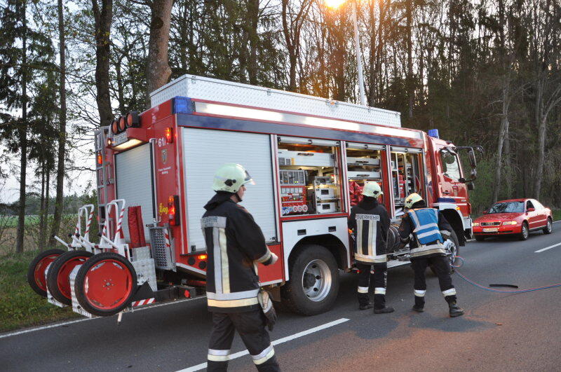 Bei Altötting ist ein Pkw-Fahrer von der Fahrbahn abgekommen und gegen einen Baum geprallt. Der Mann starb noch an der Unfallstelle. Die Bilder vom Horror-Unfall