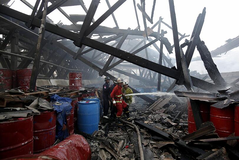 Bei einem Großbrand und einer Serie von Explosionen
in einem Lagerhaus der früheren birmanischen Hauptstadt Rangun sind
am Donnerstag mindestens 16 Menschen ums Leben gekommen. Die schockierenden Bilder!
