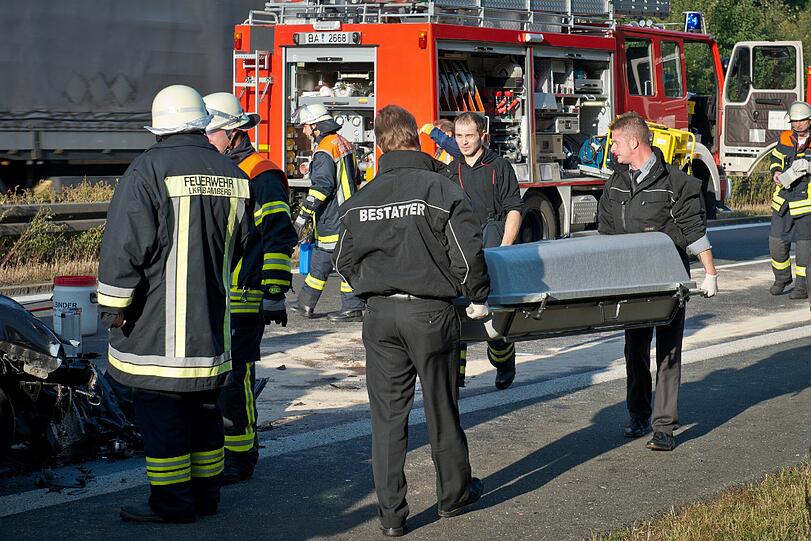 Schrecklicher Geisterfahrer-Unfall: Nun ist auch der Beifahrer des Unfallgegners gestorben. Er ist das fünfte Opfer.