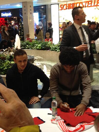 Gustavo,Rafinha und Dante unterschrieben Trikots,Schals oder verteilten ihre Autogrammkarten. Die Fans freuten sich.